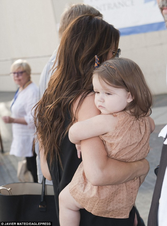 Người ta vừa bất ngờ khi thấy mẹ Vic để cho bé Harper kiểu tóc dài khác với vẻ tinh nghịch như mọi khi Người ta vừa bất ngờ khi thấy mẹ Vic để cho bé Harper kiểu tóc dài khác với vẻ tinh nghịch như mọi khi