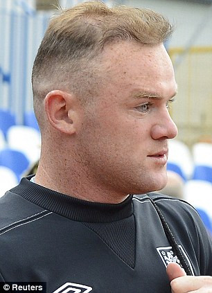 Rõ là tiền đạo này đang nhàn quá hóa lẫn?