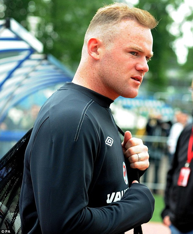 Trong khi phần tóc ở giữa được cấy vẫn được giữ lại kỹ càng