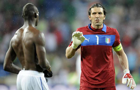 Balotelli cũng phải sợ khiếp vía trước một người lành tính như Buffon