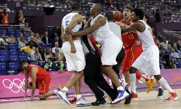 Nhưng sau đó bầu không khí căng thẳng vẫn lan tràn Nhưng sau đó bầu không khí căng thẳng vẫn lan tràn