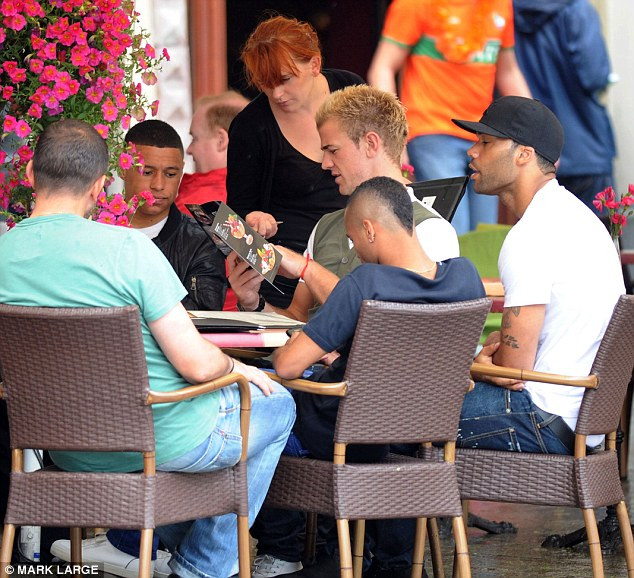 Họ tỏ ra rất bình dị Họ tỏ ra rất bình dị