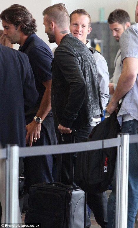 ... khi anh cạo sát hai bên đầu