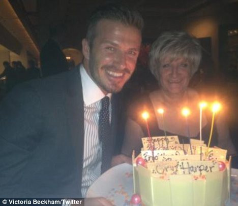 Bức ảnh Becks mới khoe về buổi lễ sinh nhật lần thứ 37 với mẹ, và hình như Becks đã để kiểu tóc mới từ thời điểm này