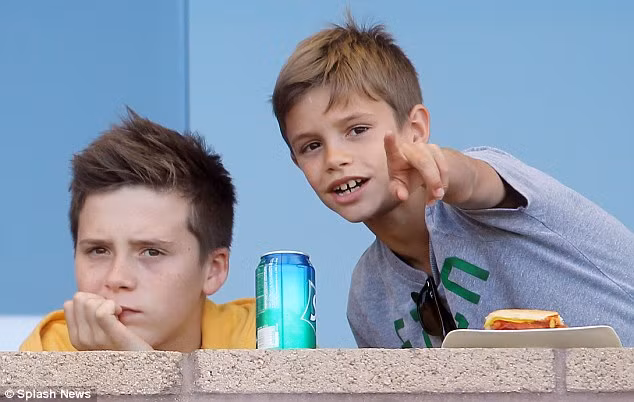 Nhất là khi trận đấu này, 3 cậu con trai của anh ngồi trên khán đài cổ vũ cho cha