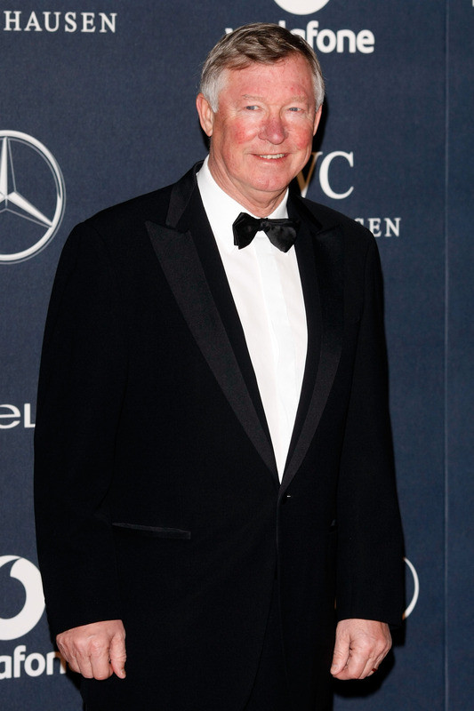 Nhưng giải thưởng này là ông nhận thay Bobby Charlton bởi huyền thoại của Man Utd đang phải nằm viện