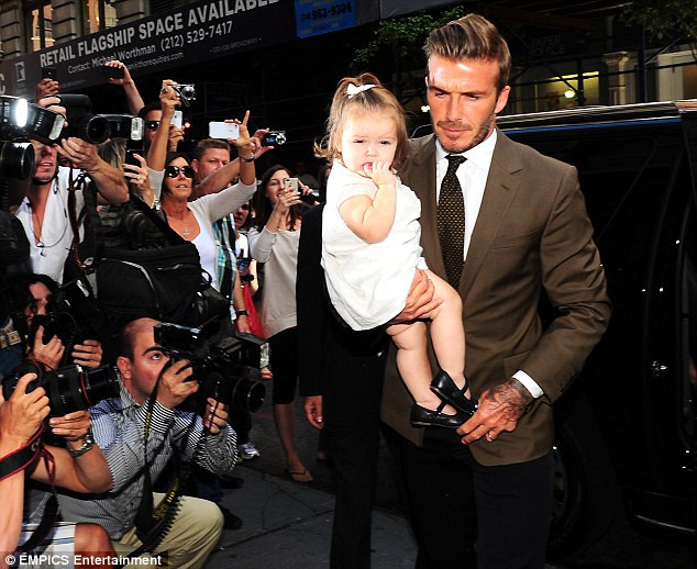 Và người ta không thấy bất cứ lần nào anh đi cạnh vợ cả