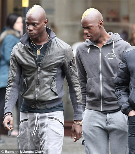 Đây cũng là dịp anh em nhà Balotelli khoe tóc mới, lại thêm một kiểu tóc kỳ dị nữa