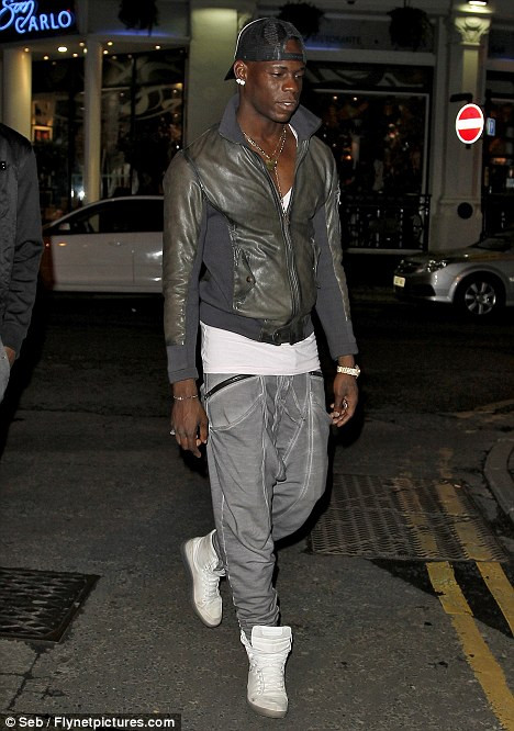 Balotelli hiếm khi đưa em trai đi cùng...