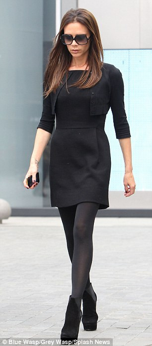 Dường như biết được đang bị các tay săn ảnh theo dõi nên cô rảo bước rất nhanh Dường như biết được đang bị các tay săn ảnh theo dõi nên cô rảo bước rất nhanh