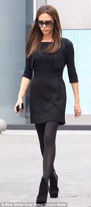 Dường như biết được đang bị các tay săn ảnh theo dõi nên cô rảo bước rất nhanh