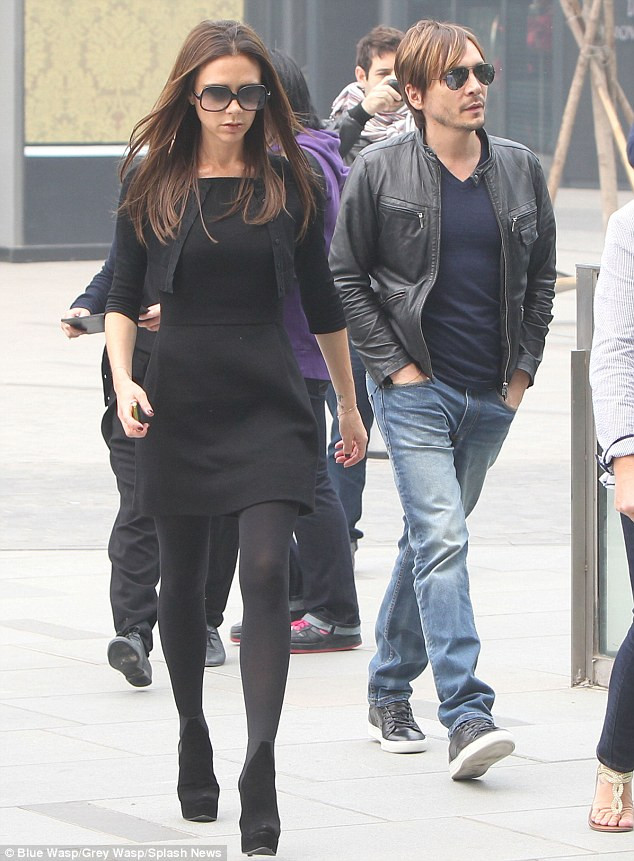 Đi cùng với Vic lần này là nhà tạo mẫu tóc Ken Paves Đi cùng với Vic lần này là nhà tạo mẫu tóc Ken Paves