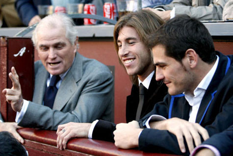 Calderon (trái) muốn khơi nguồn cho một cuộc lật đổ với hạt nhân là Casillas Calderon (trái) muốn khơi nguồn cho một cuộc lật đổ với hạt nhân là Casillas