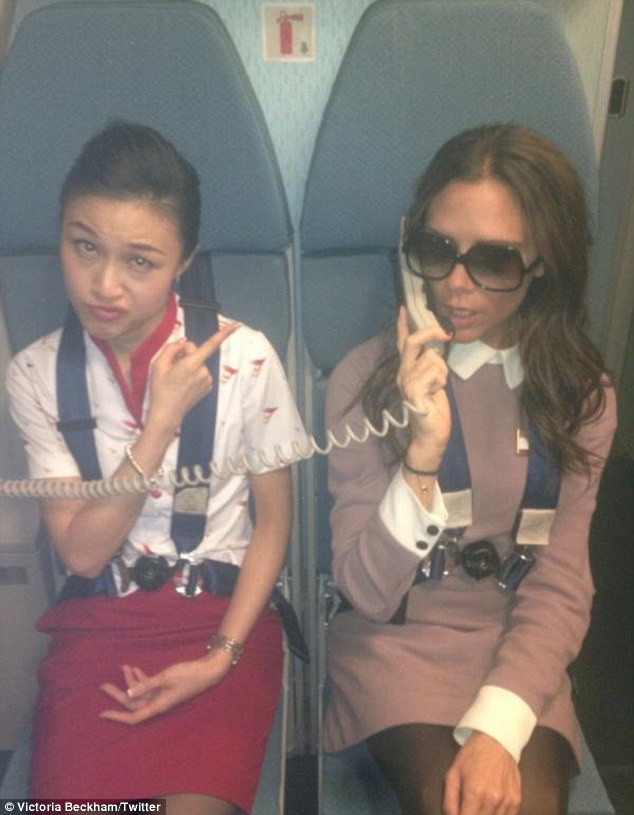 Vic đùa nghịch với một tiếp viên hàng không trước khi đặt chân xuống thủ đô của Trung Quốc