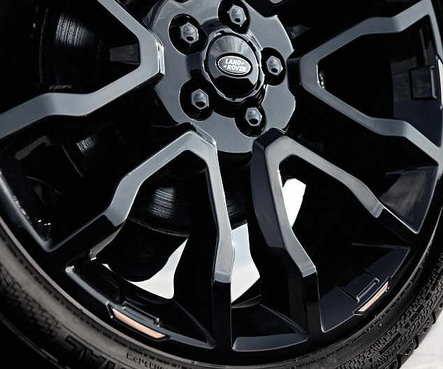 Các chi tiết phụ phần bánh xe cũng ghi dấu Vic với tư cách là nhà thiết kế