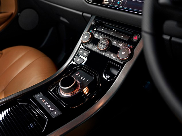 Cùng với kỹ sư tổng Gerry McGovern, Vic đã trải qua 18 tháng nghiên cứu mọi chi tiết nội thất của Range Rover Evoque