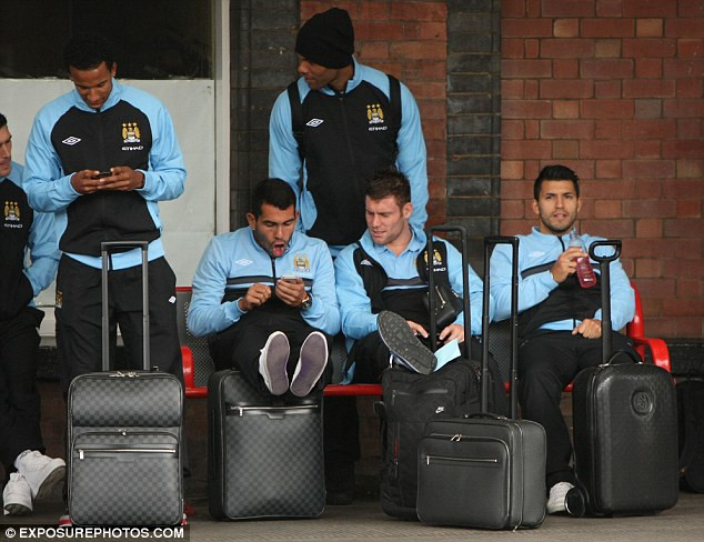 Vẻ thích thú của tiền đạo người Argentina Vẻ thích thú của tiền đạo người Argentina