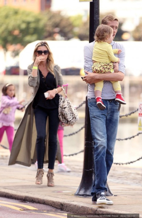 Lúc nào Abbey cũng lấy tay che miệng khi ra đường Lúc nào Abbey cũng lấy tay che miệng khi ra đường