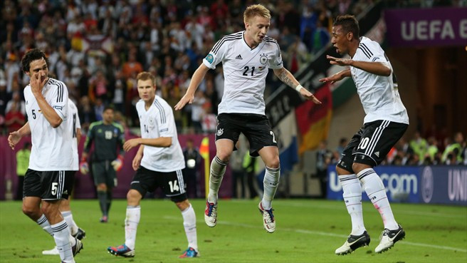 Young (trẻ): Đức là đội tuyển trẻ trung nhất EURO 2012 với tuổi đời trung bình là 25,4. Young (trẻ): Đức là đội tuyển trẻ trung nhất EURO 2012 với tuổi đời trung bình là 25,4.