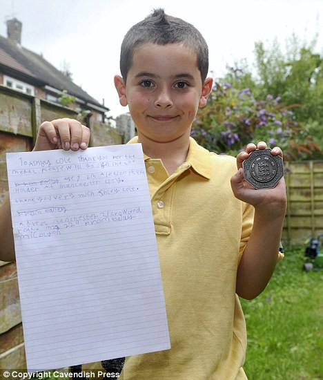 Ở trận đấu tại Villa Park vừa qua, sau khi kết thúc lễ trao giải, Bailey McColgan đơn giản chỉ chìa tay ra xin bắt tay Ashley Cole