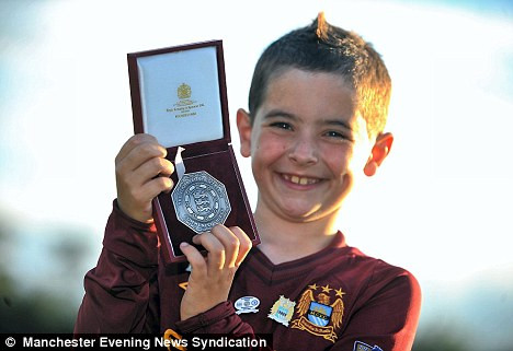 CĐV may mắn ấy là một chú bé mới 7 tuổi