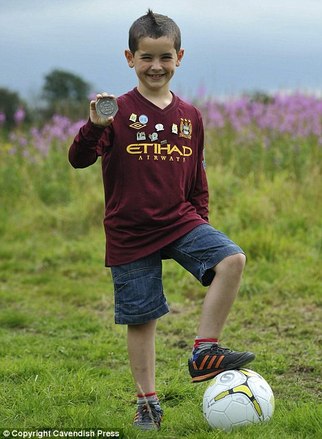 Chú bé đâu có ngờ rằng mình lại có may mắn được nhận chiếc HCB danh giá ấy