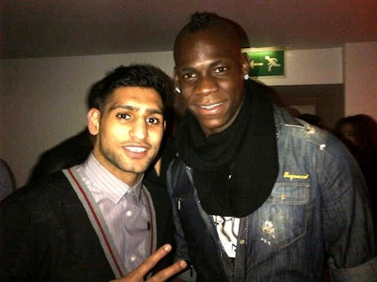 Balotelli và Amir Khan vừa bị bắt gặp khi đi bay ở một hộp đêm sau trận hòa 1-1 giữa Man City và Stoke City Balotelli và Amir Khan vừa bị bắt gặp khi đi bay ở một hộp đêm sau trận hòa 1-1 giữa Man City và Stoke City