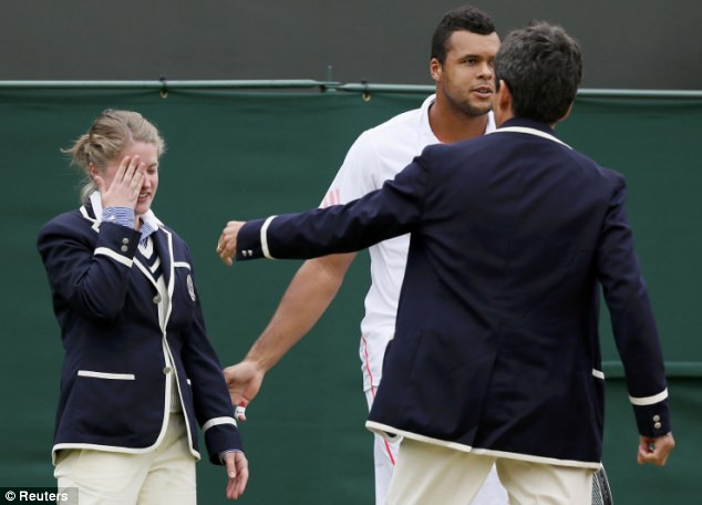 Vị nữ trọng tài không gặp bất cứ chấn thương nào nhưng cô vẫn bị thay ra Vị nữ trọng tài không gặp bất cứ chấn thương nào nhưng cô vẫn bị thay ra