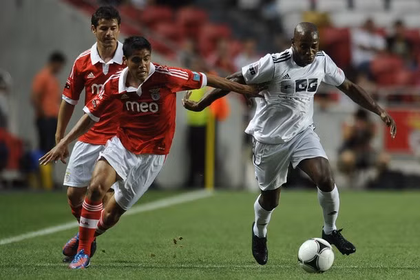 Trong khi đó Makelele dù hơn Ronaldo đến 3 tuổi nhưng vẫn còn rất nhanh nhẹn