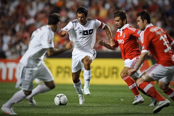 Figo tả xung hữu đột ở trận đấu này, khi đối thủ của anh là dàn sao của Benfica