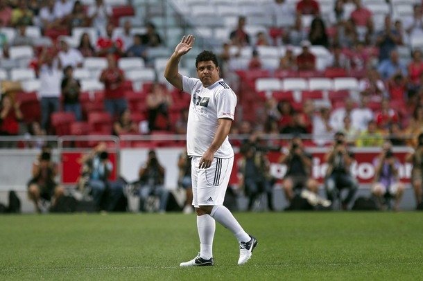 Được tận mắt nhìn những thần tượng một thời của mình xỏ giầy ra sân, hẳn những ký ức về họ đang trở lại trong tâm trí NHM