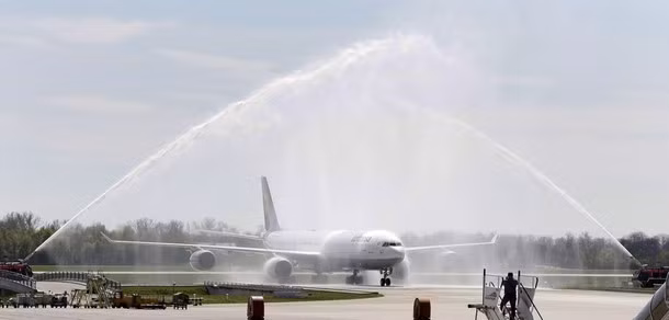 Một cổng chào bằng nước được dựng lên bằng 2 chiếc xe cứu hỏa để bắt đầu màn chào mừng thầy trò HLV Heynckes