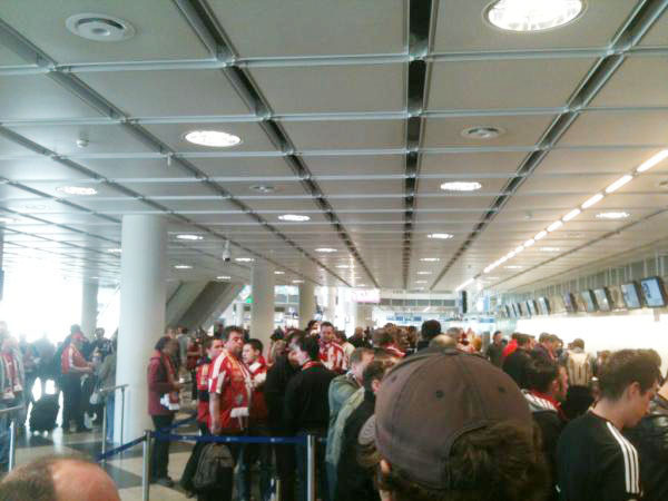 Trong khi đó, hàng ngàn CĐV Bayern cũng kết thúc chuyến đi hạnh phúc và quay về nhà tiếp tục hướng về Allianz Arena