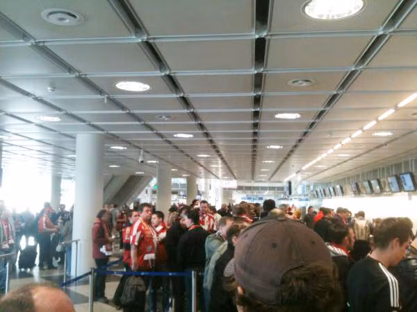 Trong khi đó, hàng ngàn CĐV Bayern cũng kết thúc chuyến đi hạnh phúc và quay về nhà tiếp tục hướng về Allianz Arena