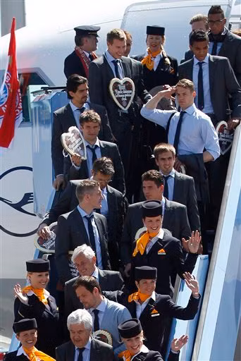 Bayern bước xuống máy bay như những anh hùng...