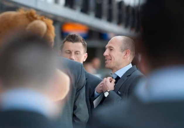 Robben và Olic chỉn chu trước khi lên xe bus về đại bản doanh