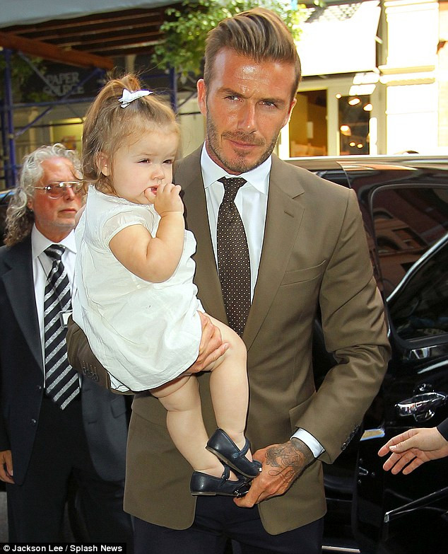 Becks rất chuyên tâm bế cô con gái Harper Seven