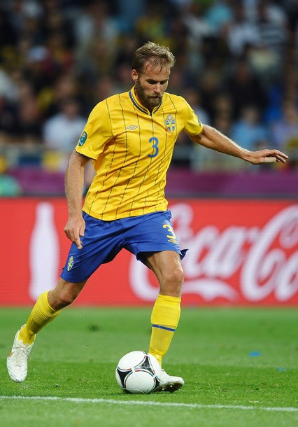 Mellberg chơi xuất thần ở trận thua Anh 2-3 khi anh ghi 1 bàn và 1 bàn gián tiếp khi khiến Glen Johnson đá phản lưới nhà Mellberg chơi xuất thần ở trận thua Anh 2-3 khi anh ghi 1 bàn và 1 bàn gián tiếp khi khiến Glen Johnson đá phản lưới nhà