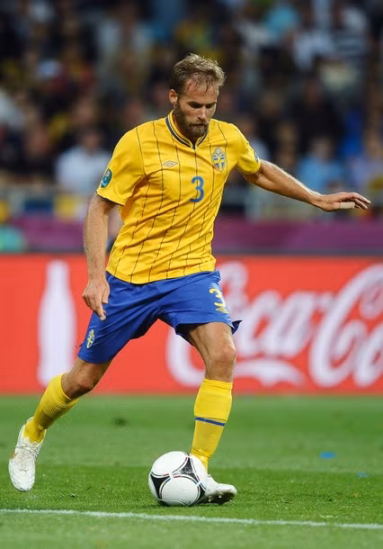 Mellberg chơi xuất thần ở trận thua Anh 2-3 khi anh ghi 1 bàn và 1 bàn gián tiếp khi khiến Glen Johnson đá phản lưới nhà