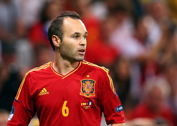 Tiền vệ trái: Iniesta (TĐN): Vẫn xông xáo, vẫn đầy chất nghệ sĩ, Iniesta đã góp phần khiến hàng thủ Pháp chao đảo ở trận thắng vừa qua. Anh cũng là người khởi xướng cho pha ghi bàn mở tỷ số của Alonso. Tiền vệ trái: Iniesta (TĐN): Vẫn xông xáo, vẫn đầy chất nghệ sĩ, Iniesta đã góp phần khiến hàng thủ Pháp chao đảo ở trận thắng vừa qua. Anh cũng là người khởi xướng cho pha ghi bàn mở tỷ số của Alonso.