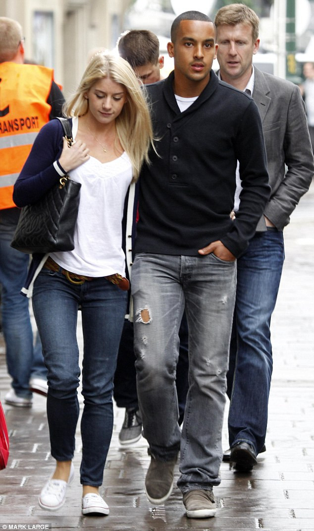 Walcott và bạn gái tìm chốn riêng tư tại Krakow Walcott và bạn gái tìm chốn riêng tư tại Krakow