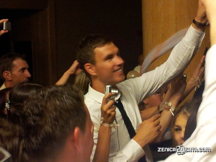 Quên đi những ngày tháng buồn tại Etihad, Dzeko đã có niềm vui cho riêng mình Quên đi những ngày tháng buồn tại Etihad, Dzeko đã có niềm vui cho riêng mình