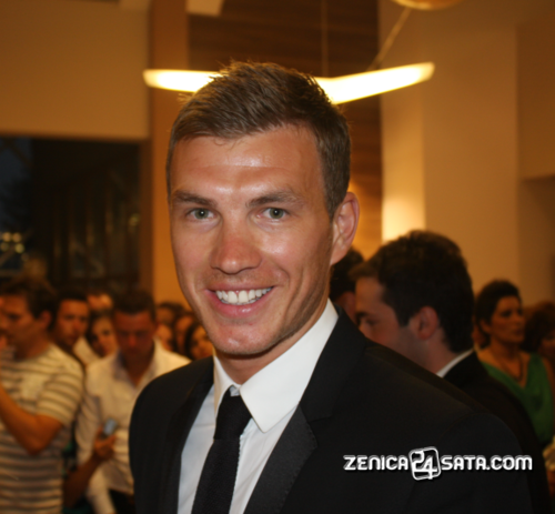 Chú rể người Bosnia tổ chức lễ cưới ở quê nhà và anh không mời nhiều đồng đội tại Man City Chú rể người Bosnia tổ chức lễ cưới ở quê nhà và anh không mời nhiều đồng đội tại Man City