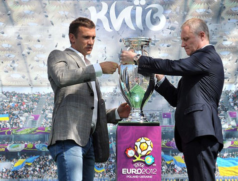 Sheva trang nghiêm đặt chiếc cúp lên bệ