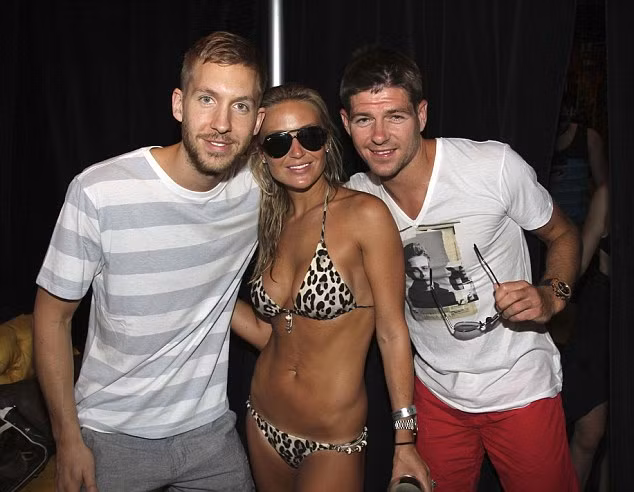 Bạn bè cùng tiền vệ tuyển Anh thoải mái vui đùa những ngày hè…