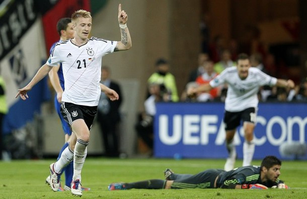 Tiền vệ phải: Marco Reus (Đức). Trong lần hiếm hoi được đá dính, Reus đã không phụ lòng ông thầy Loew bằng việc hoạt động cực kỳ hiệu quả bên hành lang phải. Có lẽ anh sẽ lấy suất của Mueller ở trận bán kết. Tiền vệ phải: Marco Reus (Đức). Trong lần hiếm hoi được đá dính, Reus đã không phụ lòng ông thầy Loew bằng việc hoạt động cực kỳ hiệu quả bên hành lang phải. Có lẽ anh sẽ lấy suất của Mueller ở trận bán kết.