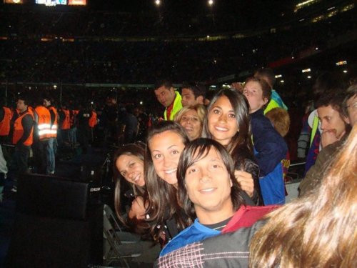 Antonella cũng có rất nhiều bạn bè thân thiết Antonella cũng có rất nhiều bạn bè thân thiết