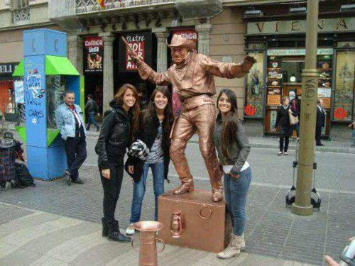 So với Irina Shayk, cô thân thiện, tinh nghịch và ít 'chảnh' hơn nhiều So với Irina Shayk, cô thân thiện, tinh nghịch và ít 'chảnh' hơn nhiều