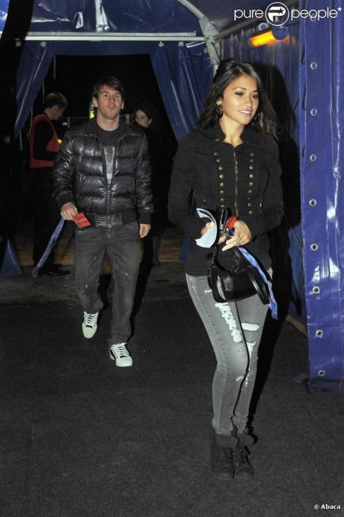 Cô được biết đến đơn giản bởi là bạn gái Messi Cô được biết đến đơn giản bởi là bạn gái Messi