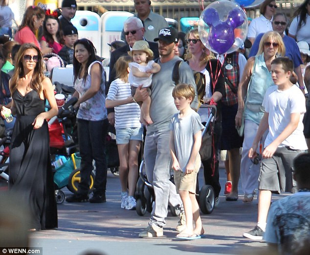 Nhưng không chỉ họ, mọi ánh mắt đều đổ dồn vào gia đình Becks